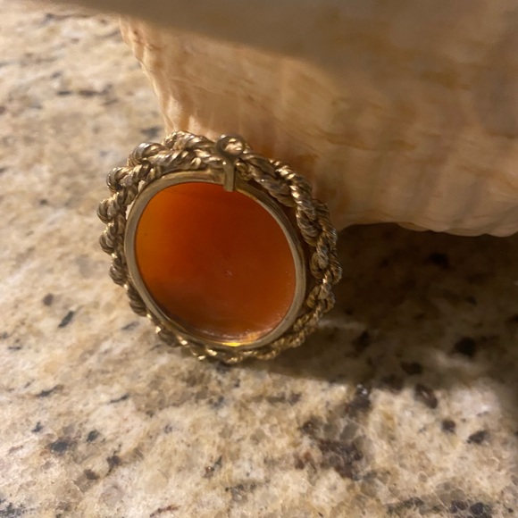 VINTAGE LARGE CAMEO PENDANT 2 x 2 inches. - Picture 3 of 4